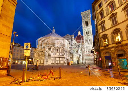 Palazzo Vecchio in the mornng in Florence, Italy 35630246