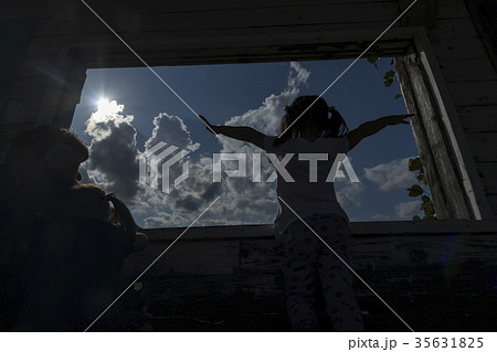 滋賀県蒲生郡日野町にある近江鉄道本線の日野駅の家族を撮影したもの 35631825