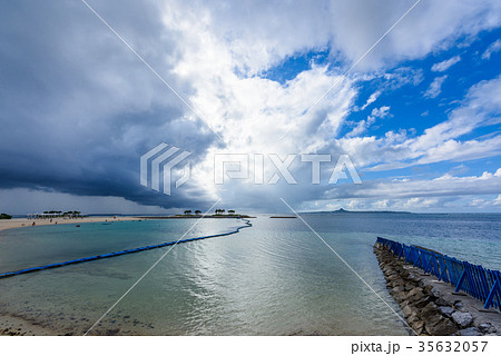 沖縄のエメラルドビーチ 晴れと雨の境目の写真素材