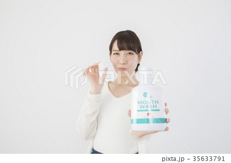 マウスウォッシュで口を濯ぐ女性 35633791