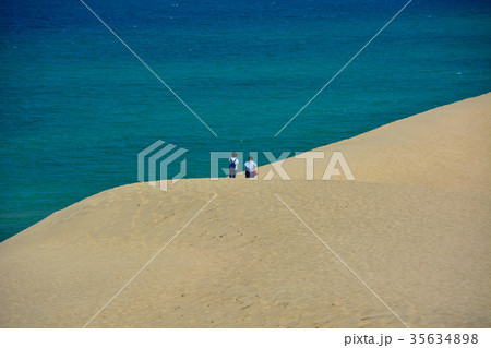 鳥取砂丘・丘の上を行く観光客とエメラルド色の海（１） 35634898