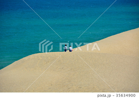 鳥取砂丘・丘の上を行く観光客とエメラルド色の海(2) 鳥取砂丘・丘の上を行く観光客とエメラルド色の海(2) 35634900