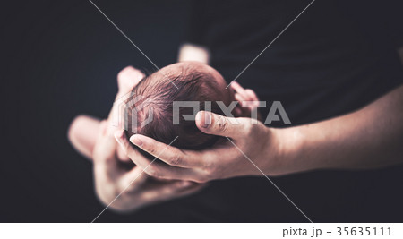 新生児　生後0ヶ月 35635111
