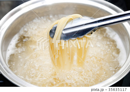 パスタを茹でる 35635117