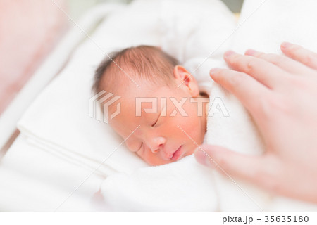 新生児　生後0ヶ月 35635180