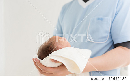 新生児　医療　イメージ　生後0ヶ月 35635182