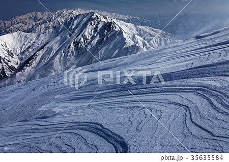 北アルプス・鹿島槍ヶ岳山頂のシュカブラと五竜岳・白馬岳の眺め 35635584