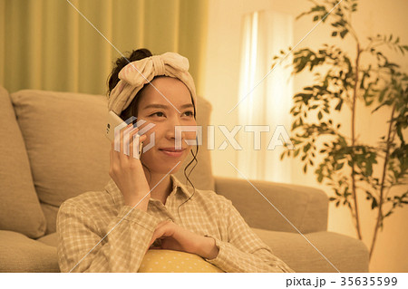 就寝前にスマホで通話をする女性 35635599