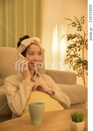 就寝前にスマホで通話をする女性 35635600