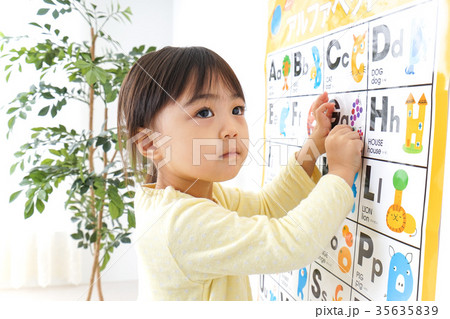 英語の勉強をする子供 35635839