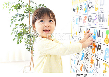 英語の勉強をする子供 35635840