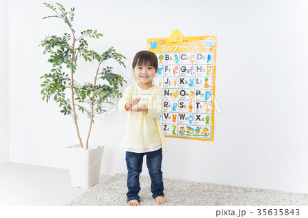英語の勉強をする子供 35635843