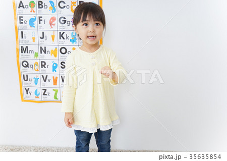 英語の勉強をする子供 35635854