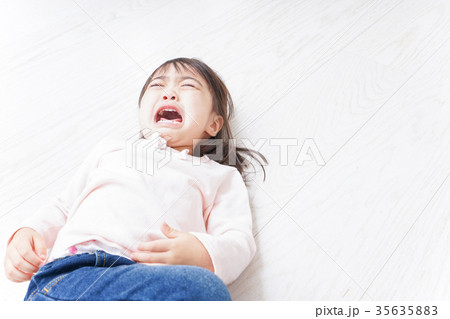 泣く子供 35635883