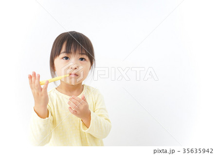歯磨きをする子ども 歯磨きをする子ども 35635942