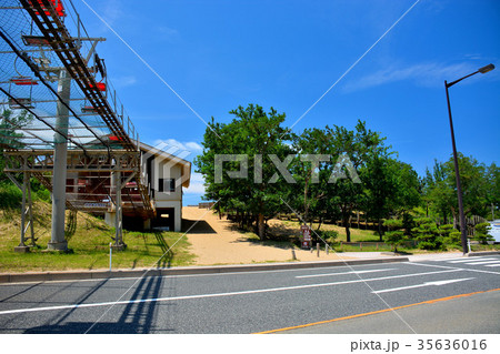 鳥取砂丘 道路の上を渡る 楽しそうなリフト ５ の写真素材