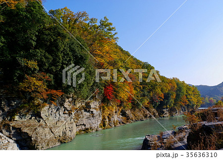 長瀞渓谷 紅葉の季節 岩肌と清流 上流方向 c-4 準広角 長瀞渓谷 紅葉の季節 岩肌と清流 上流方向 c-4 準広角 35636310