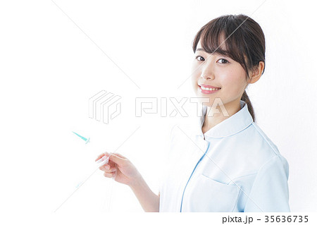 点滴をする看護師 点滴をする看護師 35636735