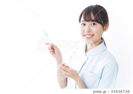 点滴をする看護師 35636736
