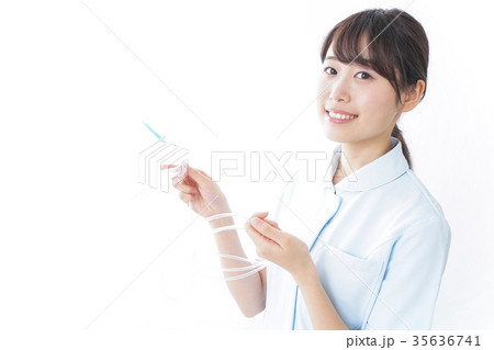 点滴をする看護師 点滴をする看護師 35636741