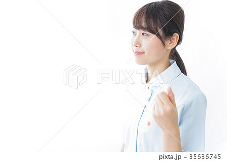 点滴をする看護師 35636745