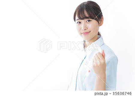 点滴をする看護師 35636746