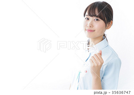 点滴をする看護師 35636747