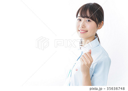 点滴をする看護師 点滴をする看護師 35636748