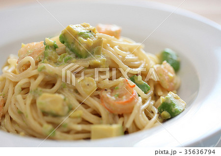 エビとアボカドのクリームパスタ 35636794