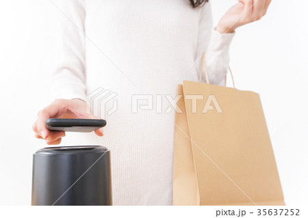 スマホで決済をする若い女性 スマホで決済をする若い女性 35637252