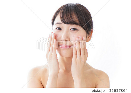 スキンケアをする若い女性 スキンケアをする若い女性 35637364
