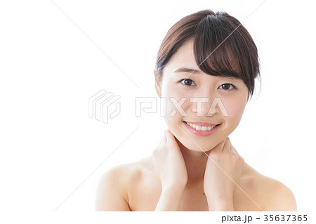 スキンケアをする若い女性 スキンケアをする若い女性 35637365