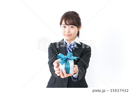 プレゼントを渡す学生 35637432