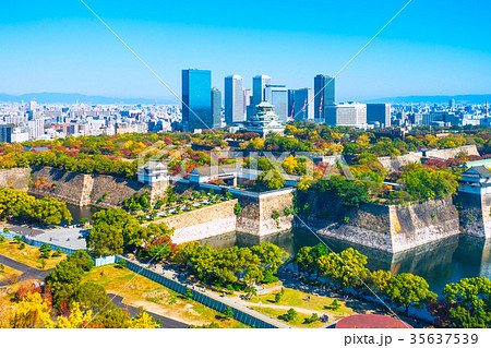 秋の大阪城と超高層ビル 35637539