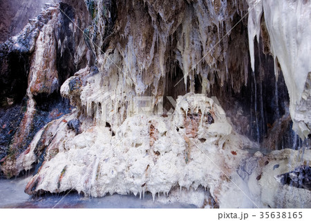 日光市　川俣　湯沢噴泉塔　源泉の析出物（2017年11月） 35638165