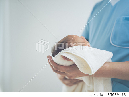 新生児 医療 イメージ 生後0ヶ月 新生児 医療 イメージ 生後0ヶ月 35639138