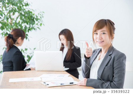 ナイスポーズするビジネスウーマンの写真素材
