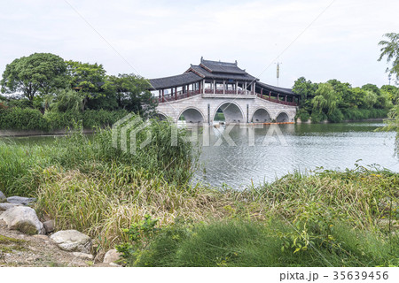 長広渓国家湿地公園の屋根付橋を見る風景 長広渓国家湿地公園の屋根付橋を見る風景 35639456