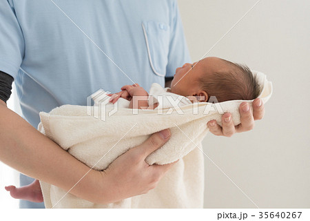 新生児　医療　イメージ　生後0ヶ月 35640267