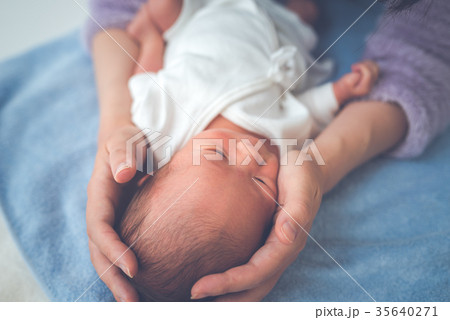 新生児　生後0ヶ月 35640271