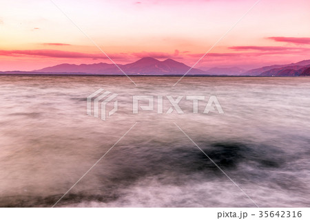 磐梯山と猪苗代湖 夕焼け 磐梯山と猪苗代湖 夕焼け 35642316