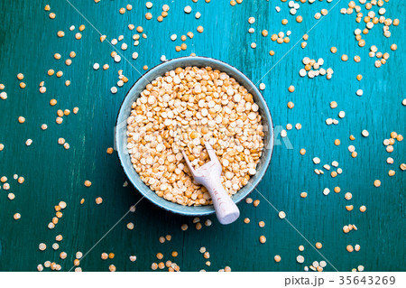 Dry yellow pea in green bowl on green background 35643269