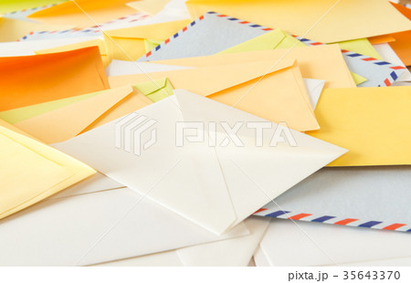 たくさんのメール 手紙 封筒 既読 受信 ビジネスメールの写真素材