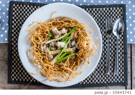Crispy noodles in thick gravy 35643741