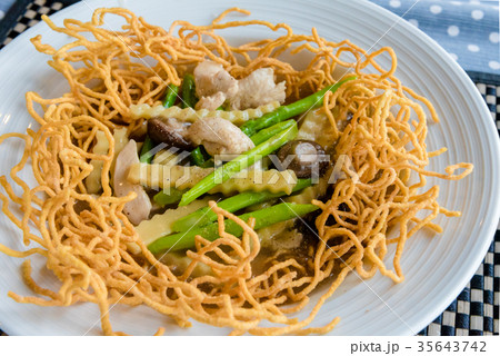 Crispy noodles in thick gravy Crispy noodles in thick gravy 35643742