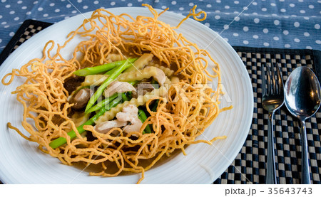 Crispy noodles in thick gravy 35643743