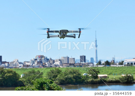 ホバリング中のドローン ホバリング中のドローン 35644359