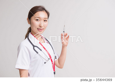 注射器を持つ看護師 注射器を持つ看護師 35644369