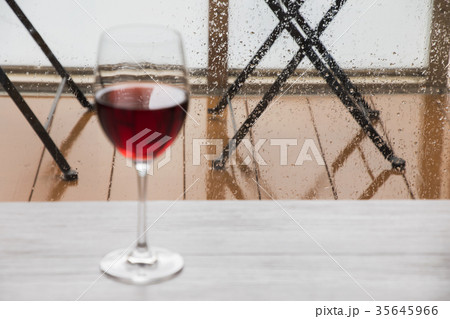 雨の日の赤ワイン 雨の日の赤ワイン 35645966