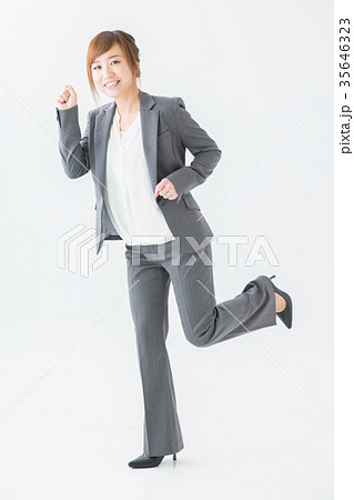 走るビジネスウーマン 35646323